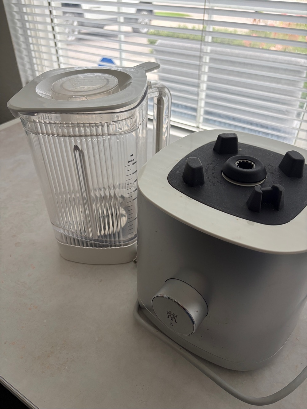 ZWILLING J.A. Henckels White Countertop Blender with Clear Pitcher